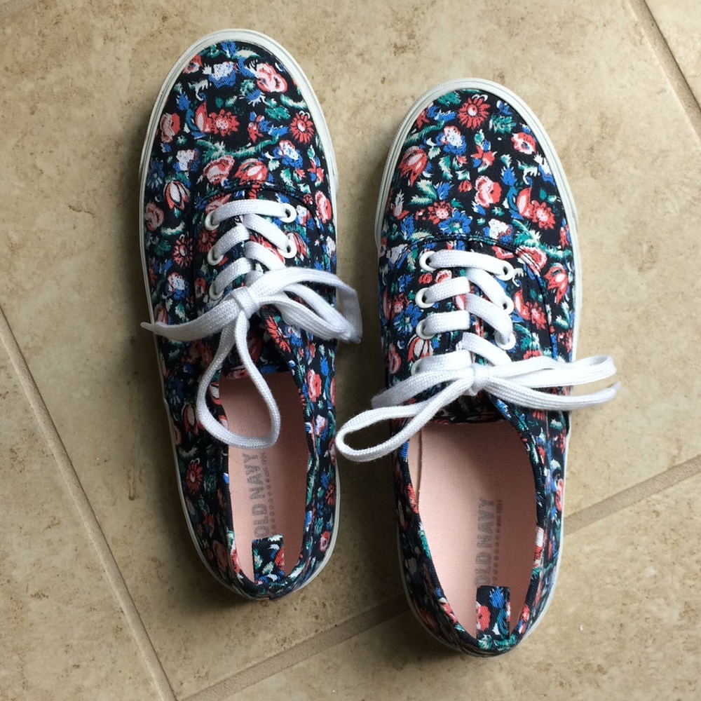 Old Navy floral size 5 canvas shoes